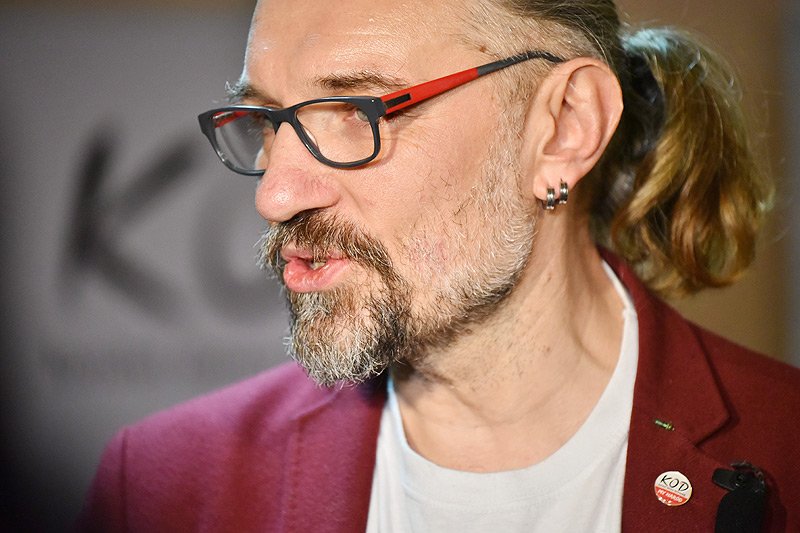 – Myślę, że wszyscy powinniśmy się czuć winni częściowo i nawzajem się nie obwiniać – odpowiada Mateusz Kijowski na pytania o pociągnięcie KOD na dno.