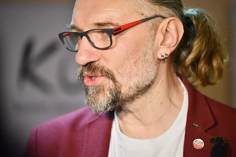 – Myślę, że wszyscy powinniśmy się czuć winni częściowo i nawzajem się nie obwiniać – odpowiada Mateusz Kijowski na pytania o pociągnięcie KOD na dno.