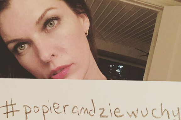 Milla Jovovich popiera kobiety w Polsce, które protestują przeciwko totalnemu zakazowi aborcji.
