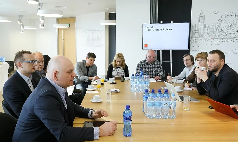 Wiceprezes Piotr Muszyński podczas spotkania z dziennikarzami w sprawie II edycji raportu CERT Orange Polska