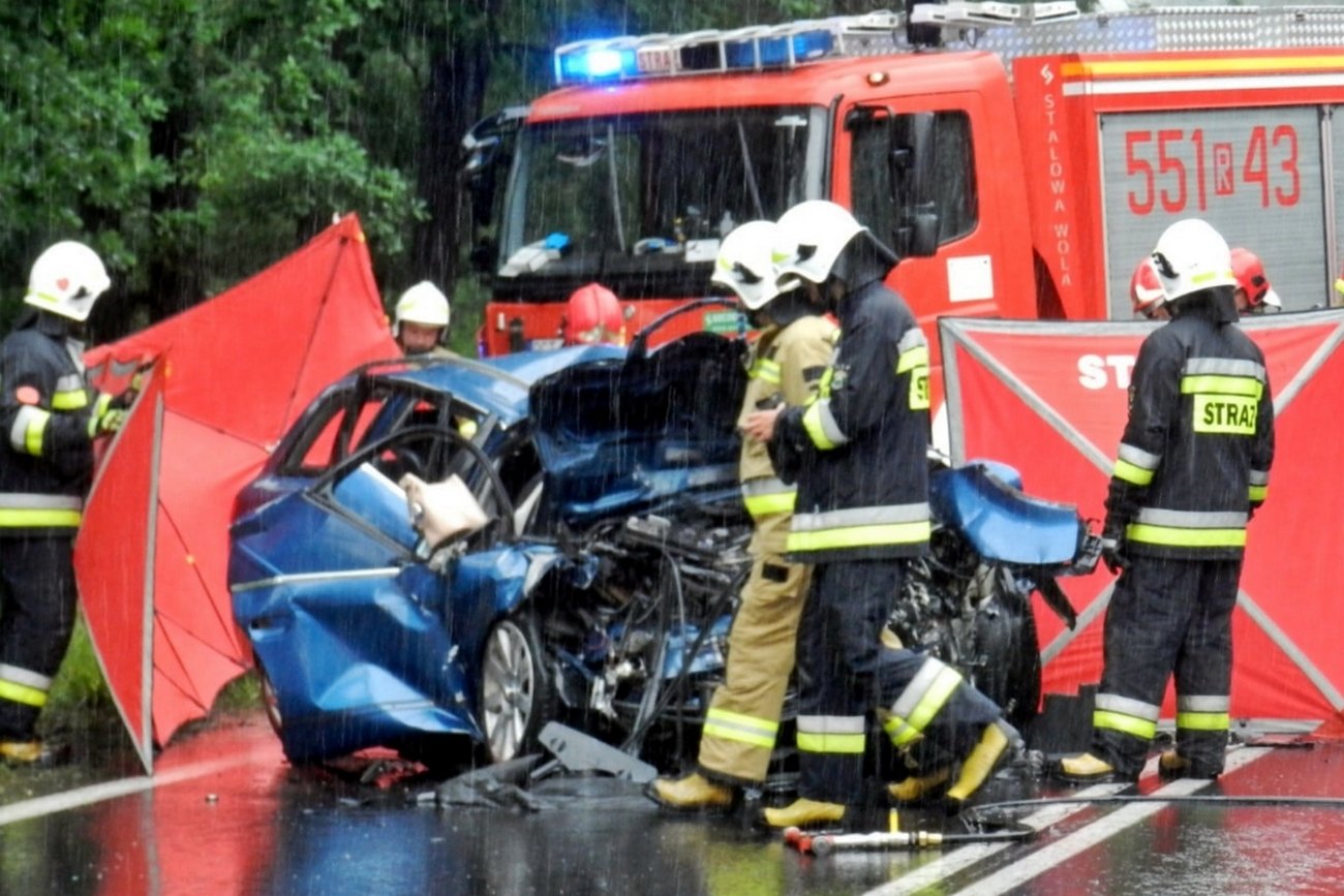 Straszliwy wypadek na Podkarpaciu. Kierowca samochodu doprowadził do zderzenia czołowego, zabijając małżeństwo w innym aucie. Przeżył 3-letni synek pary.