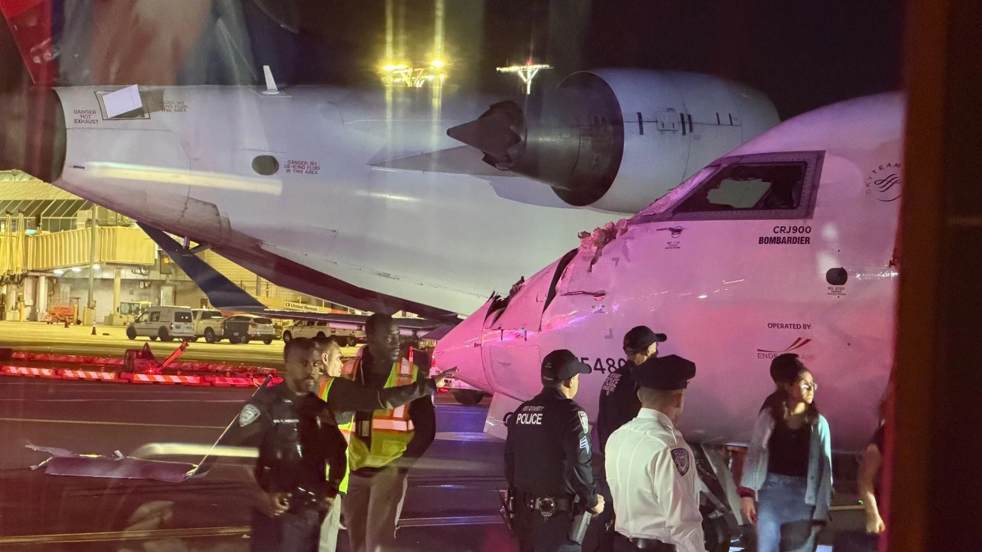 Zderzenie dwóch samolotów pasażerskich w Nowym Jorku Zderzenie dwóch samolotów pasażerskich w USA