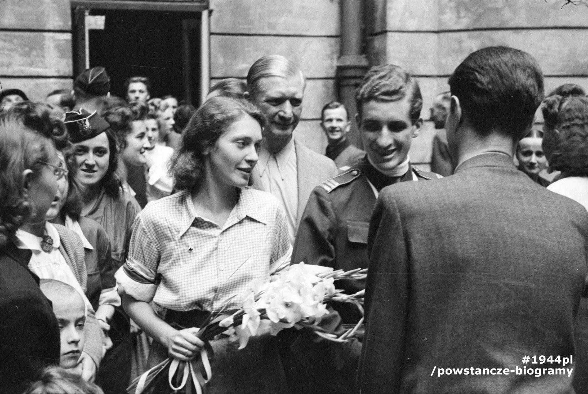 13.08.1944 - ślub sanitariuszki Alicji Treutler "Jarmuż" i podchorążego Bolesława Biegi "Pałąka" udzielony przez ks. Wiktora Potrzebskiego "Corda" w kaplicy przy ulicy Moniuszki 11. Autorem zdjęcia jest Eugeniusz Lokajski "Brok"