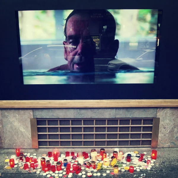 Havel w basenie na 25-lecie wolności. Wideo puszczone w pętli pokazywało prezydenta pływającego żabką.