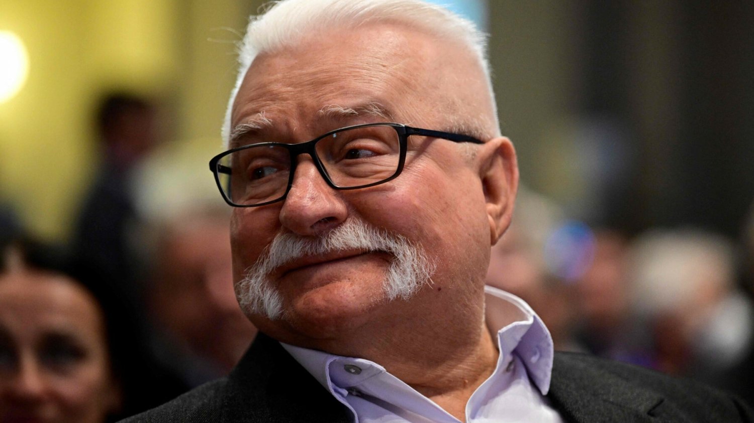 Lech Wałęsa dostał od Moniki Olejnik prezent na urodziny.