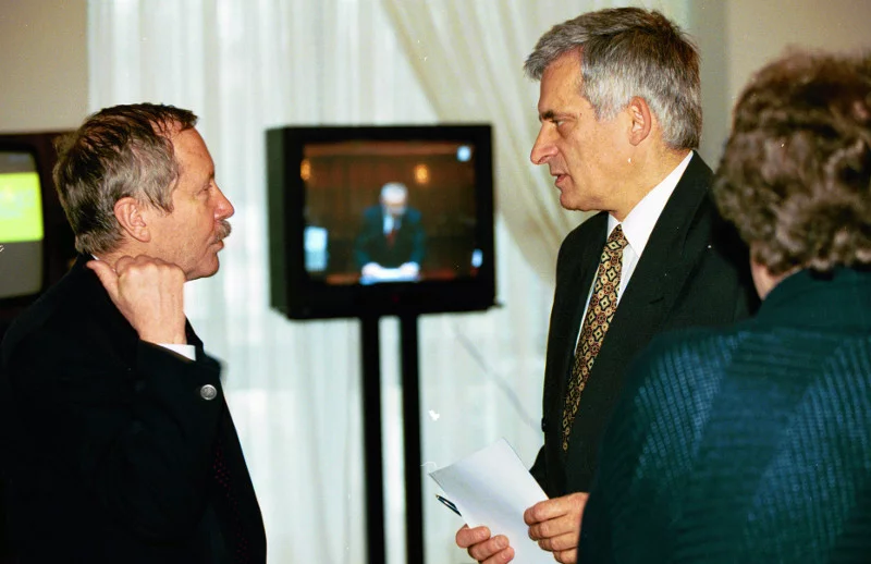 Styczeń 1998. Janusz Onyszkiewicz i ówczesny premier Jerzy Buzek w Sejmie.