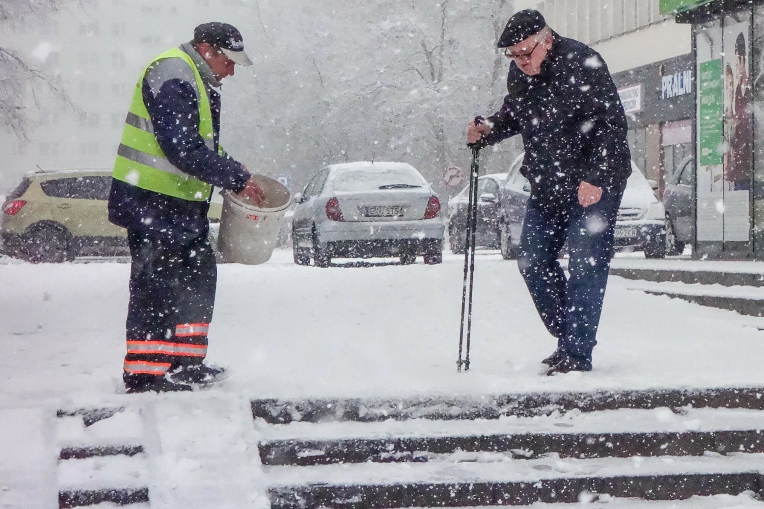 "Nie będziemy sypać solą dróg. Kupcie raczki na buty!"  – zapowiada burmistrz Mikołowa (zdjęcie ilustracyjne)