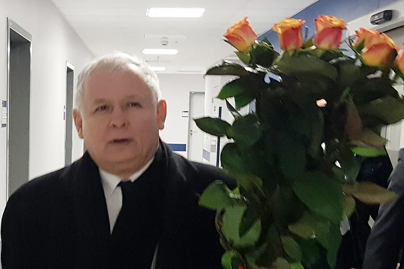 Prezes PiS Jarosław Kaczyński odwiedził wciąż przebywającą w szpitalu premier Beatę Szydło.