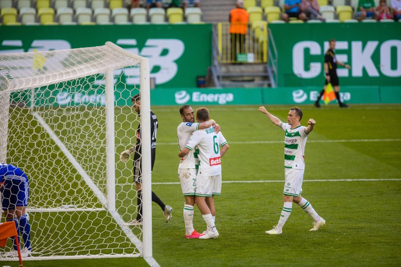Lechia przebywa obecnie na przedsezonowym zgrupowaniu. Zawodnikom nakazano pozostać w pokojach.