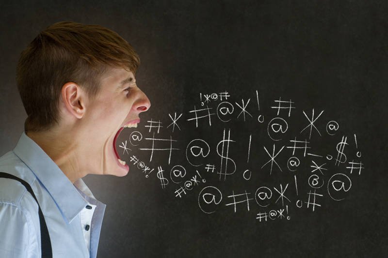 Coraz więcej Polaków przeklina.