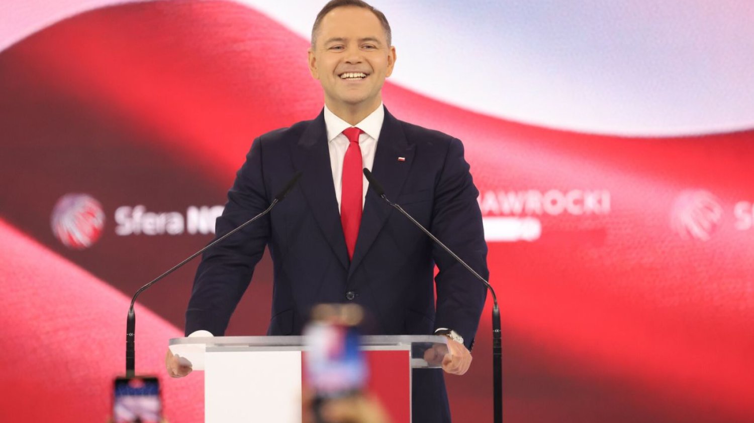 Sondaże wskazują, że Karol Nawrocki może przegrać wybory prezydenckie. W PiS już się na to szykują. Karol Nawrocki na mównicy.