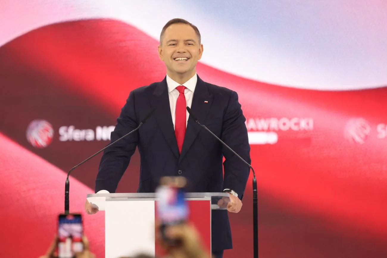 Karol Nawrocki na mównicy.