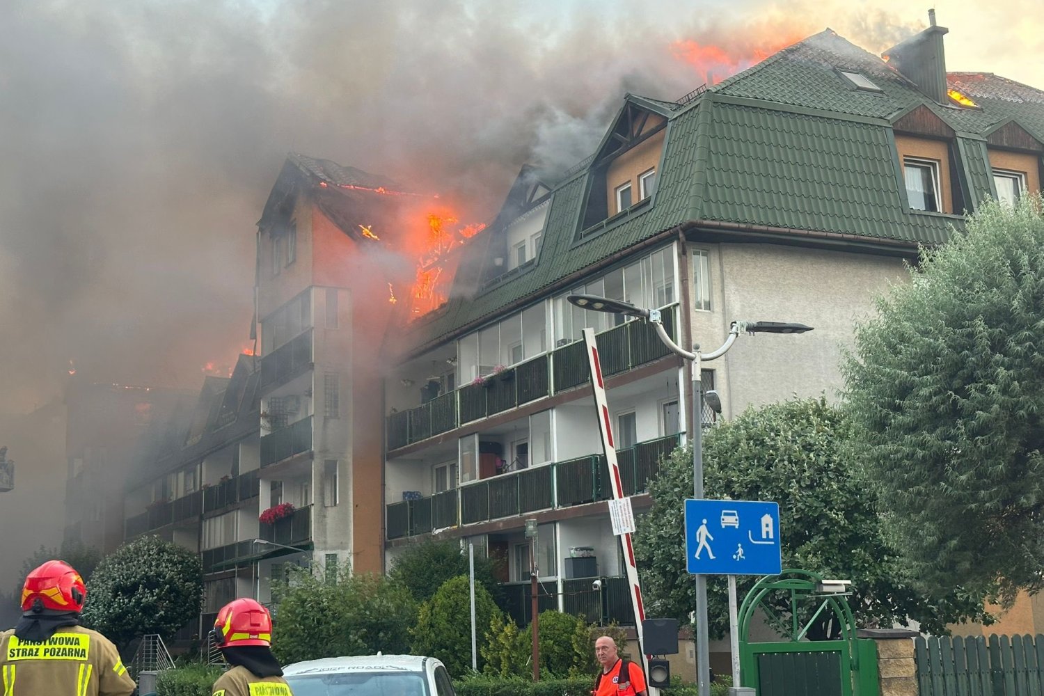 Ogromny pożar w Ząbkach pod Warszawą. Ogień wciąż się rozprzestrzenia