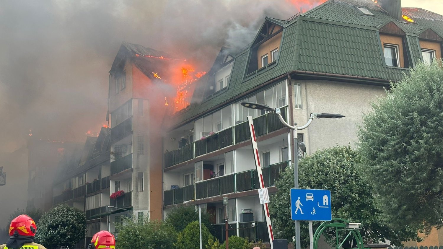Ogromny pożar w Ząbkach pod Warszawą. Ogień wciąż się rozprzestrzenia