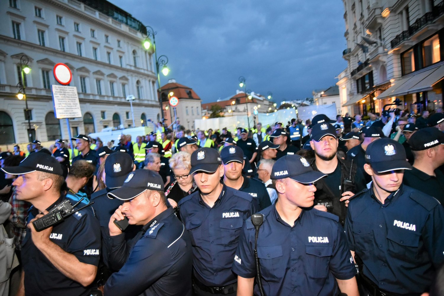 Miesięcznice smoleńskie zabezpiecza więcej policjantów niż Woodstock.
