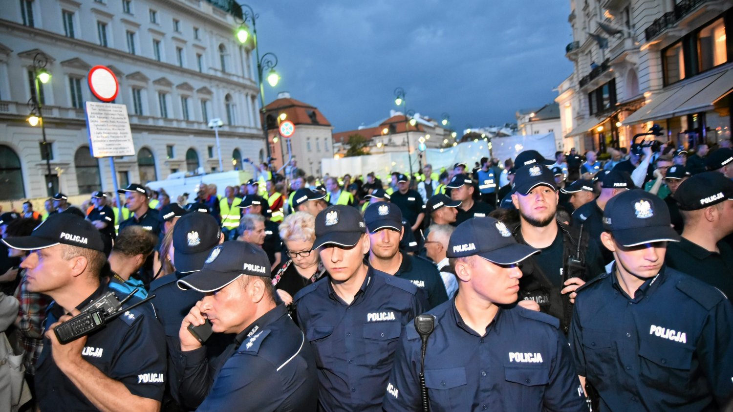 Miesięcznice smoleńskie zabezpiecza więcej policjantów niż Woodstock.