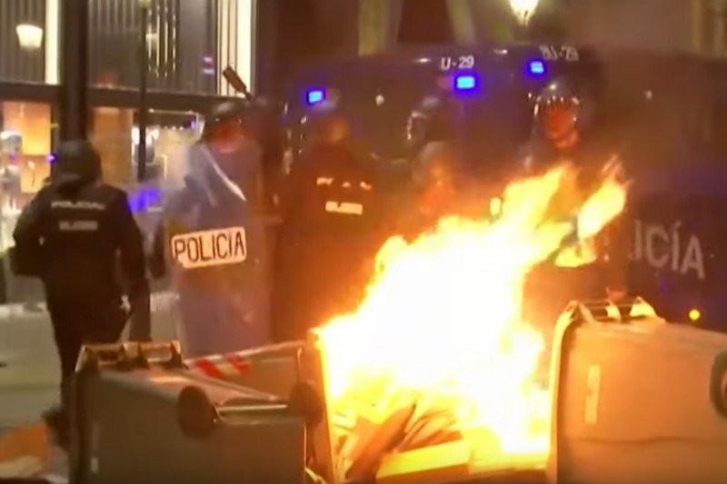 W wielu miastach Katalonii trwają regularne walki między separatystami a policją.