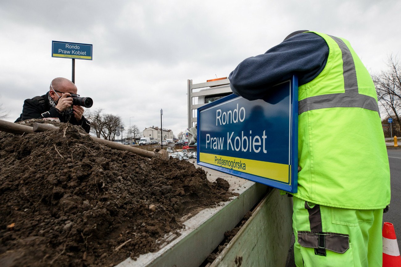 Pierwsze w Polsce rondo im. Praw Kobiet pojawiło się w marcu 2021 roku w Częstochowie.