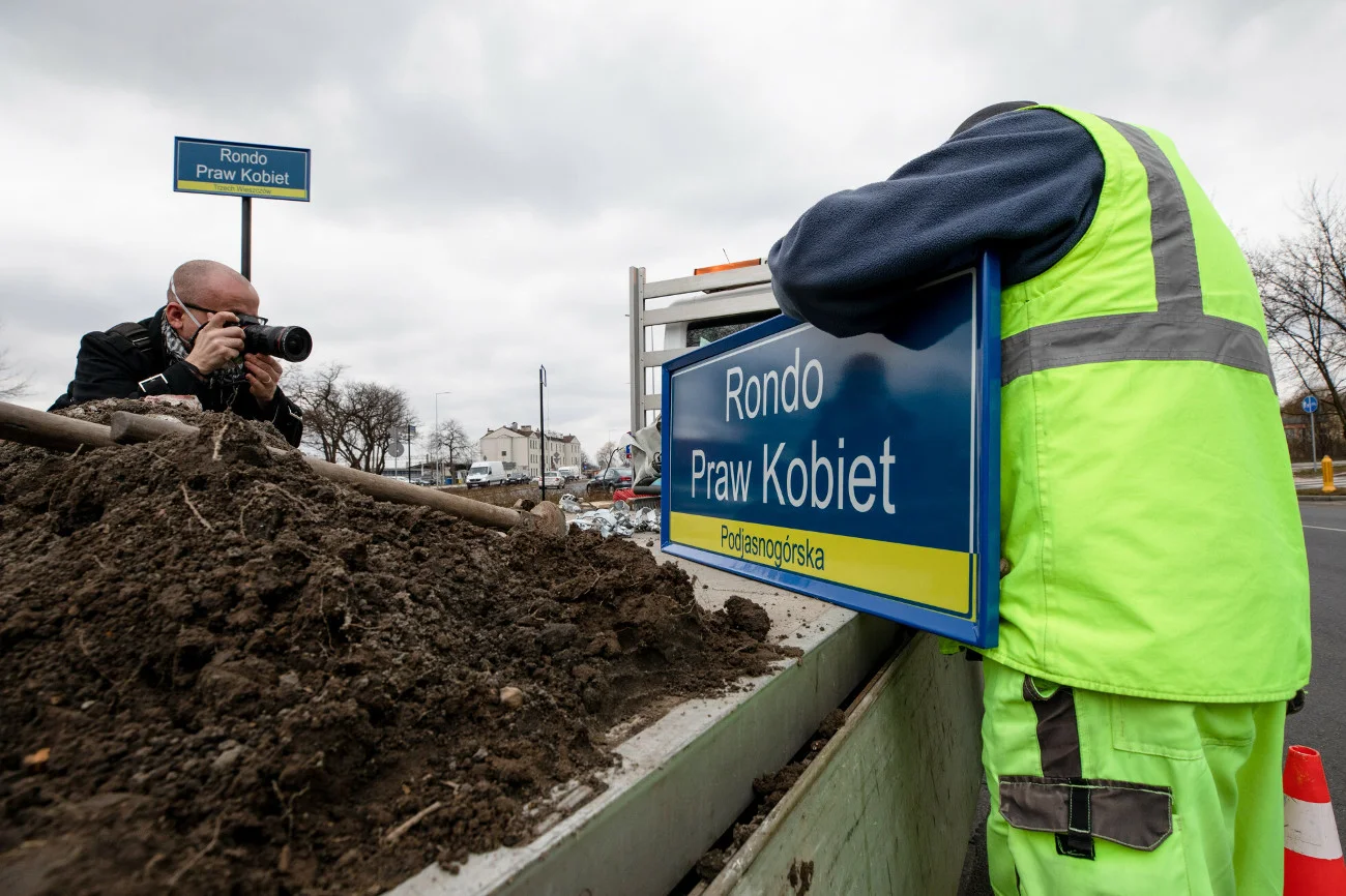 Pierwsze w Polsce rondo im. Praw Kobiet pojawiło się w marcu 2021 roku w Częstochowie.