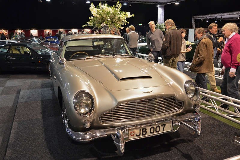 Aston Martin DB5 Jamesa Bonda na sprzedaż! Auto z filmów "Goldfinger" i "Operacja Piorun" można kupić za 3,4 miliona euro.