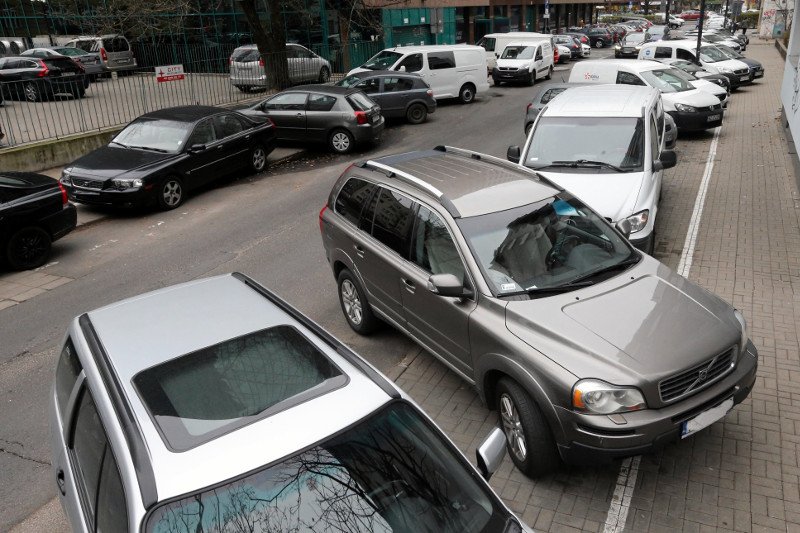 Po wejściu w życie nowych przepisów wszystkie te auta zostałyby odholowane na koszt właściciela.