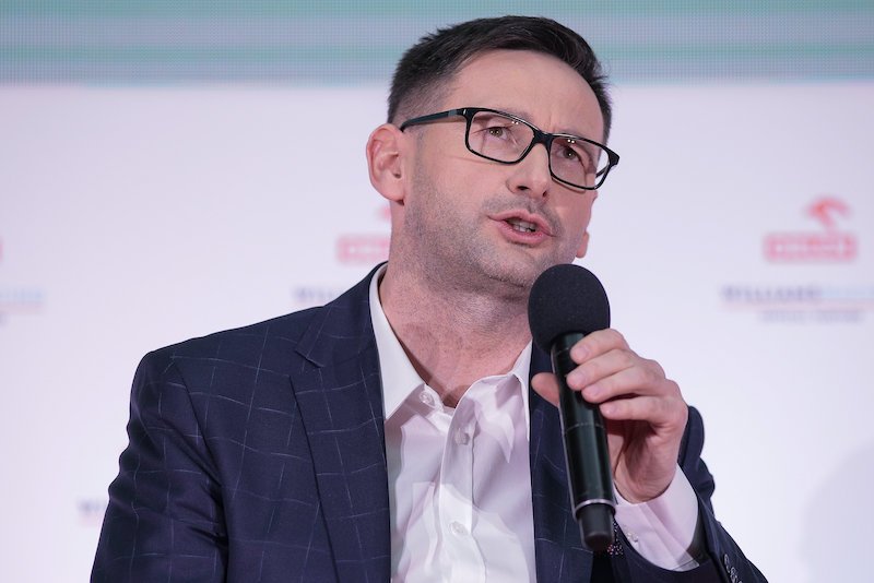 Taśmy Obajtka pełne są wulgaryzmów. Daniel Obajtek używał ich mówiąc o firmie wuja, którą próbował wykończyć jako wójt Pcimia. Politycy PiS tłumaczą, że przekleństwa Obajtka to dowód jego choroby. Cierpiący na zespół Tourette'a protestują.