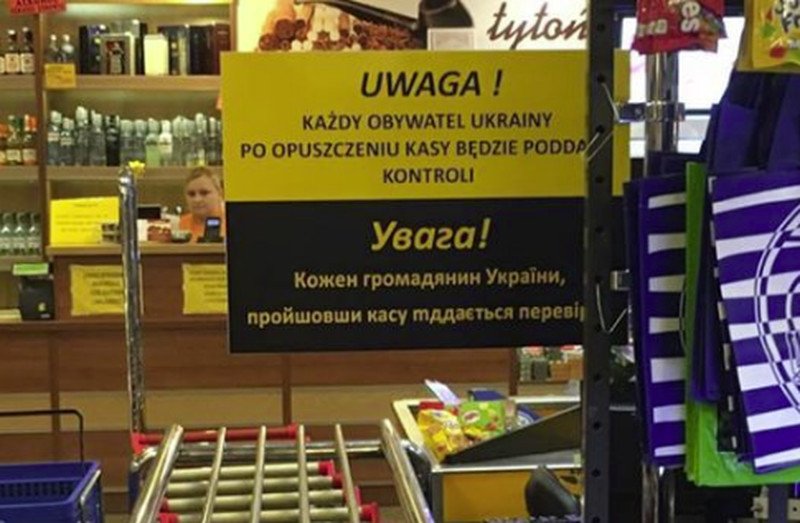 W jednym ze sklepów w Barlinku ostrzega się obywateli Ukrainy, że po odejściu od kasy będą przechodzić kontrole