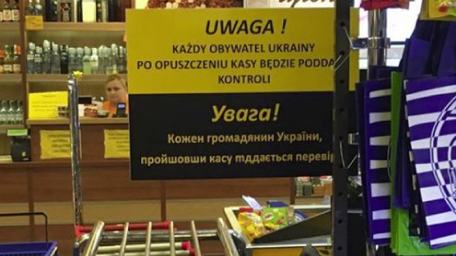 W jednym ze sklepów w Barlinku ostrzega się obywateli Ukrainy, że po odejściu od kasy będą przechodzić kontrole