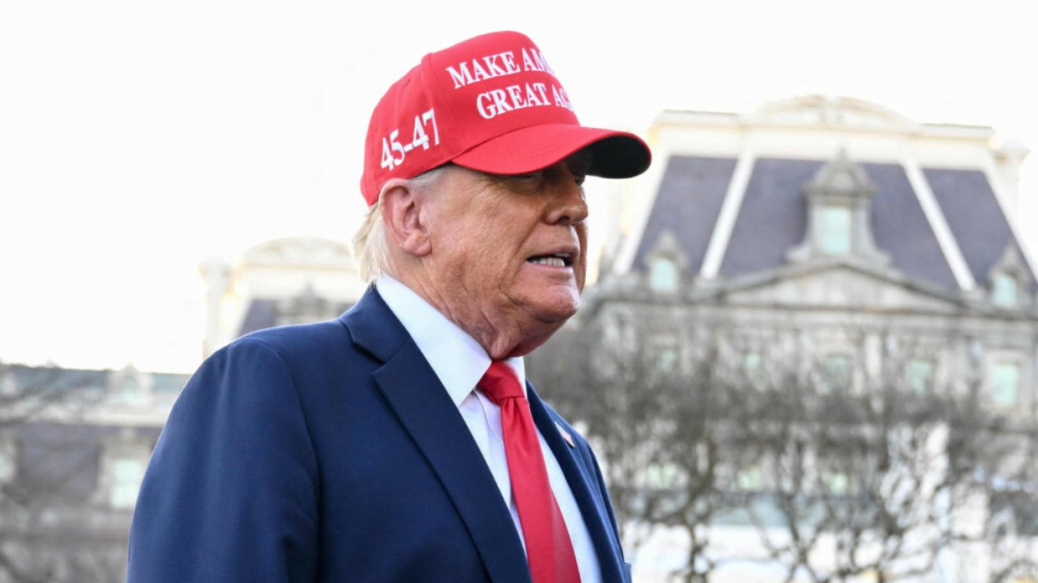Donald Trump przed Białym Domem