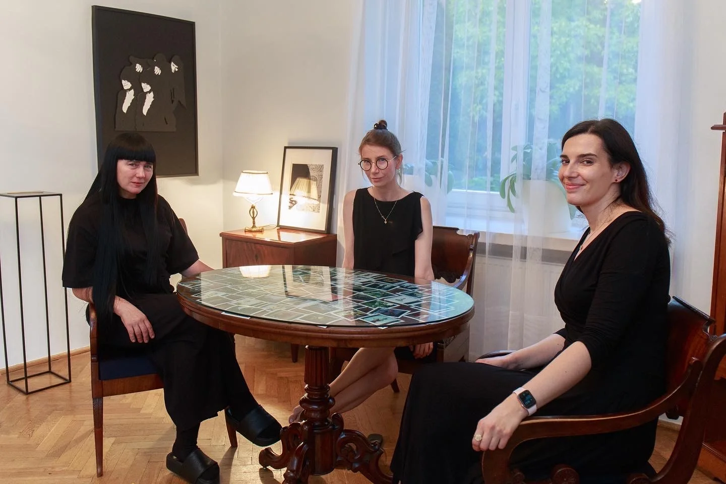 Spotkanie twórcze w Domu Władysława Broniewskiego. Dziennikarka, Weronika Wawrzkowicz oraz Agnieszka Rosner, koordynatorka działań Muzeum Literatury. Rozmawiamy wśród prac Kasi Kmity, Marka Straszewskiego oraz Dede Van Der Roove.