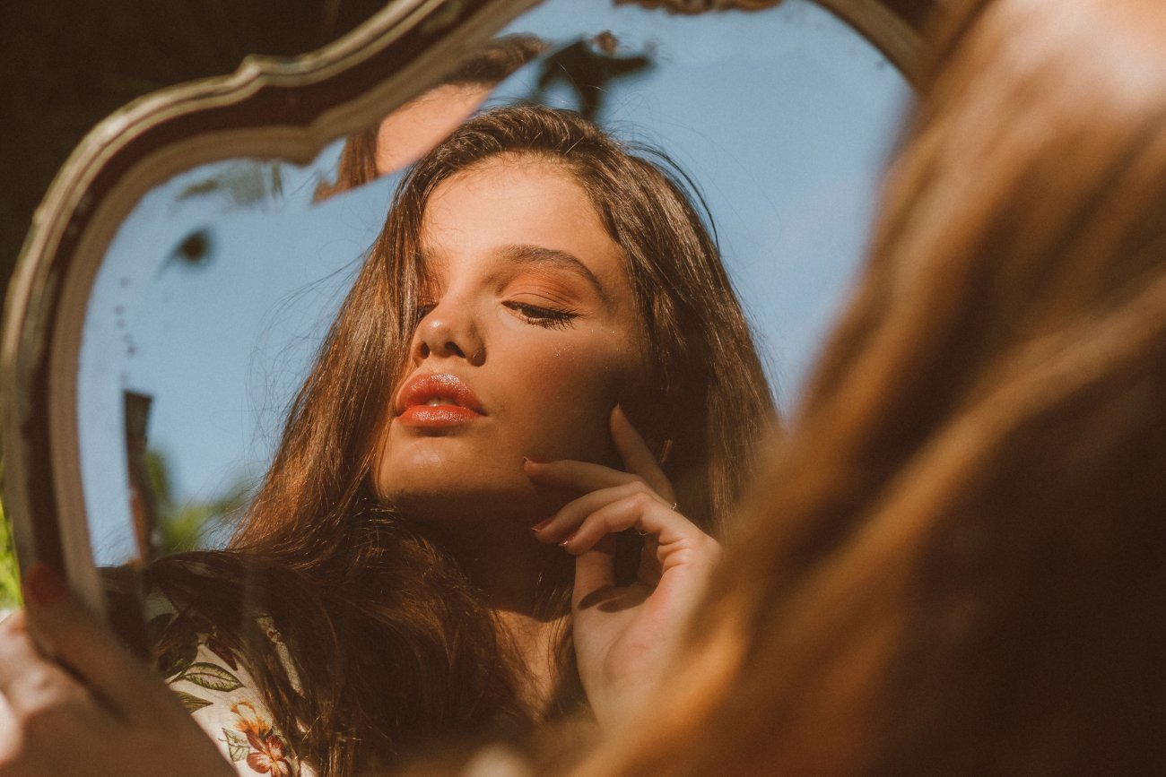 Czy pop-psychologia i patocoaching robi z ludzi egoistów i narcyzów? Porozmawiałam z Miłoszem Brzezińskim.