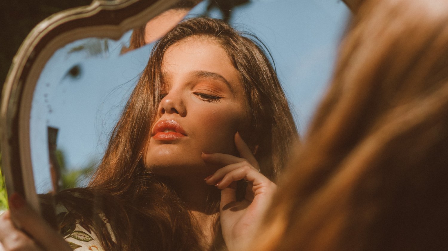 Czy pop-psychologia i patocoaching robi z ludzi egoistów i narcyzów? Porozmawiałam z Miłoszem Brzezińskim.