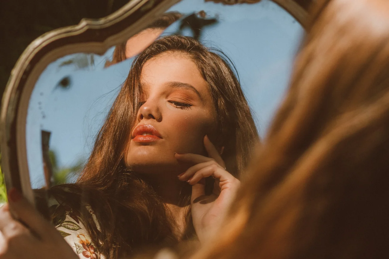 Czy pop-psychologia i patocoaching robi z ludzi egoistów i narcyzów? Porozmawiałam z Miłoszem Brzezińskim.