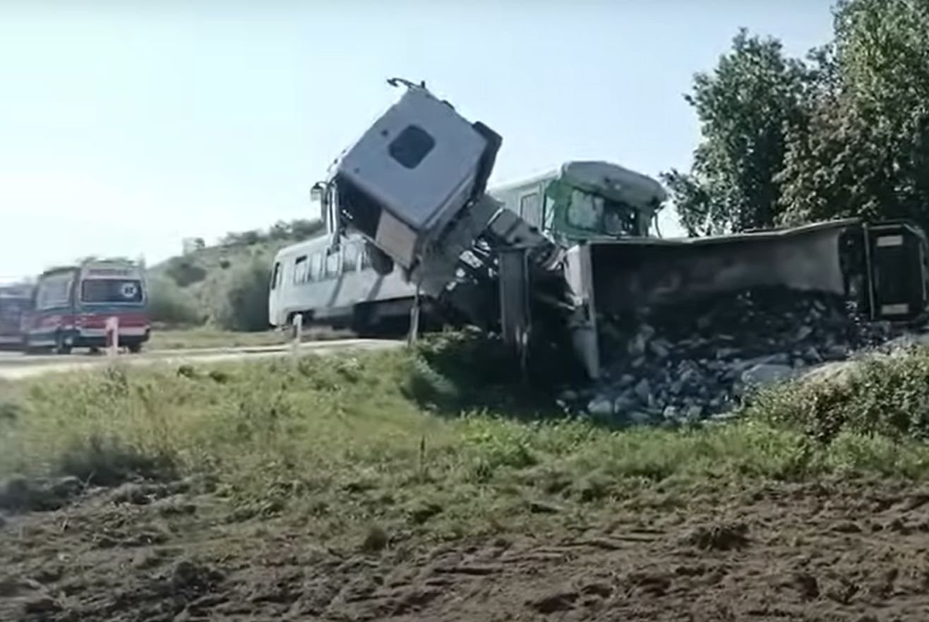 Dalanówek. Kilkanaście osób rannych po zderzeniu pociągu z ciężarówką.