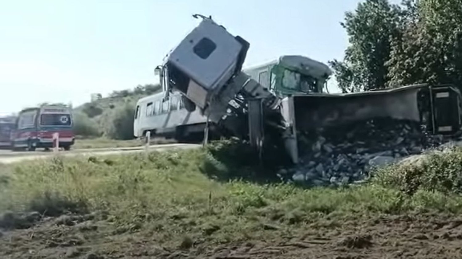 Dalanówek. Kilkanaście osób rannych po zderzeniu pociągu z ciężarówką.
