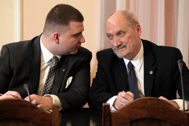 Antoni Macierewicz udekorował Bartłomieja Misiewicza złotym Orderem za Zasługi dla Obronności Kraju. Za co? Za zasługi, choć wciąż nie sprecyzowano do końca jakie...