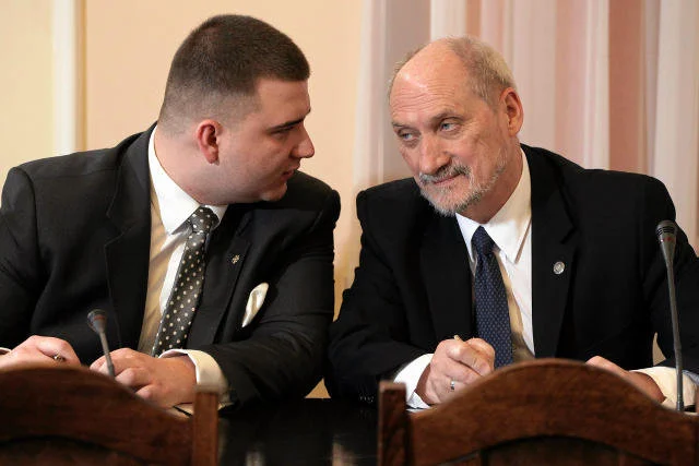 Antoni Macierewicz udekorował Bartłomieja Misiewicza złotym Orderem za Zasługi dla Obronności Kraju. Za co? Za zasługi, choć wciąż nie sprecyzowano do końca jakie...