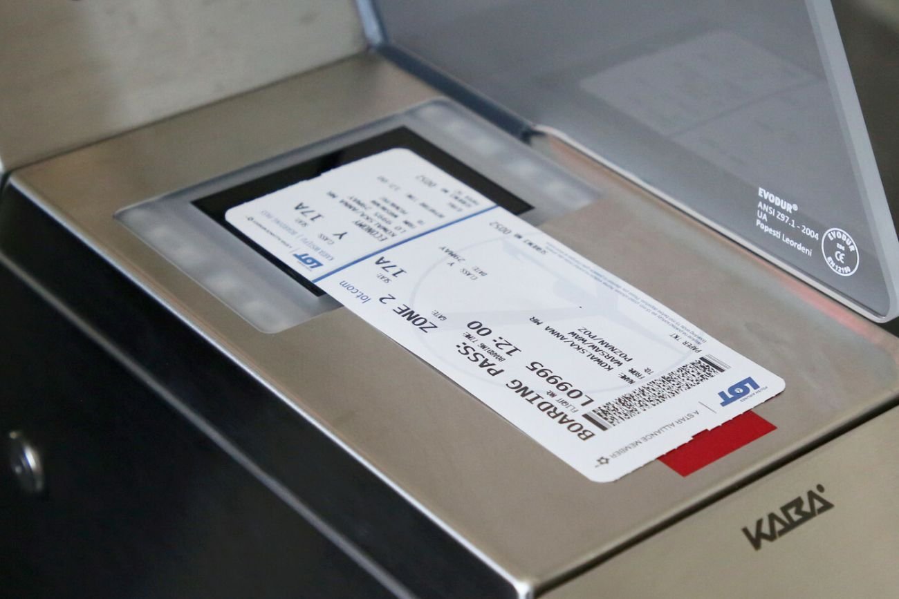 Karta pokładowa to fajna pamiątka z wyjazdu. Ale lepiej nie chwalić się nią w sieci