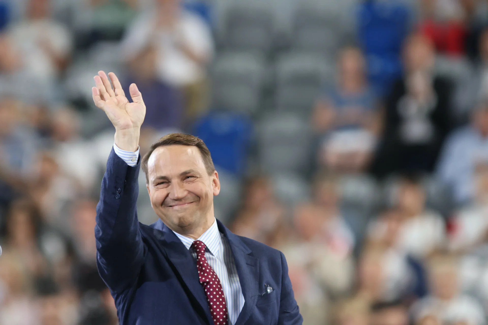 Radosław Sikorski dziękuje reprezentacji Arabii Saudyjskiej.