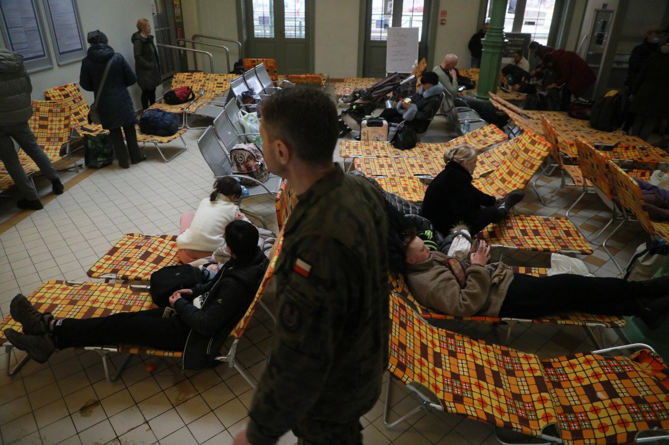 Polskie samorządy przygotowują tysiące miejsc dla uchodźców z Ukrainy.