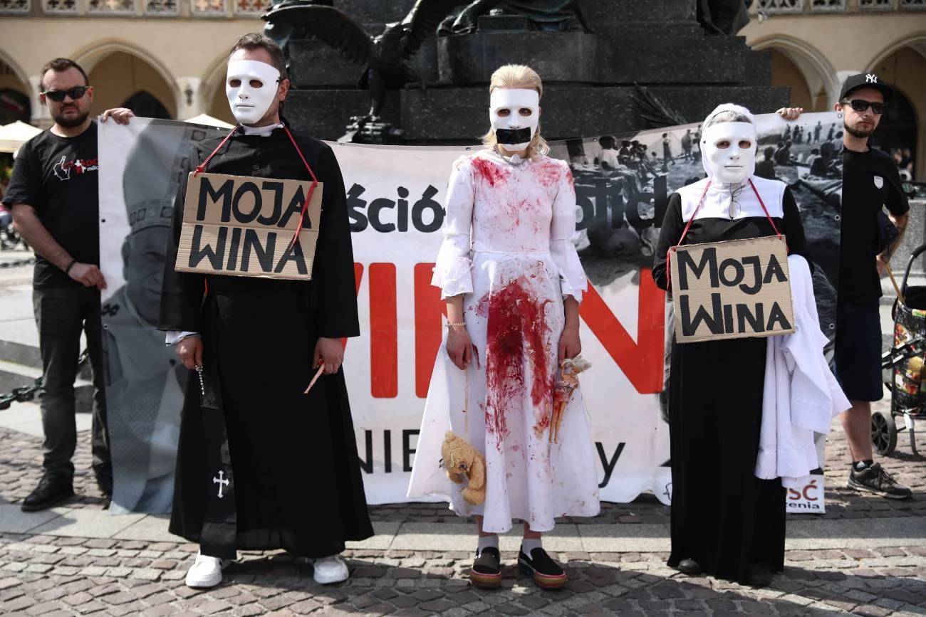 Happening "Kościół winny, nie święty. Lista hańby"