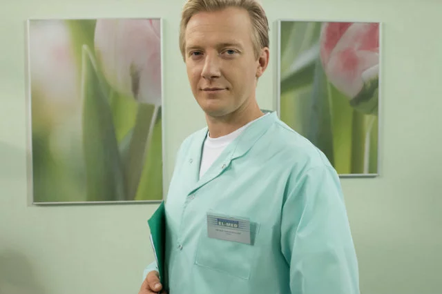 Aktor Maciej Makowski, który zagrał w "Klanie" asystenta doktora Lubicza, stał się bratankiem... Marka Dukaczewskiego, byłego szefa WSI.