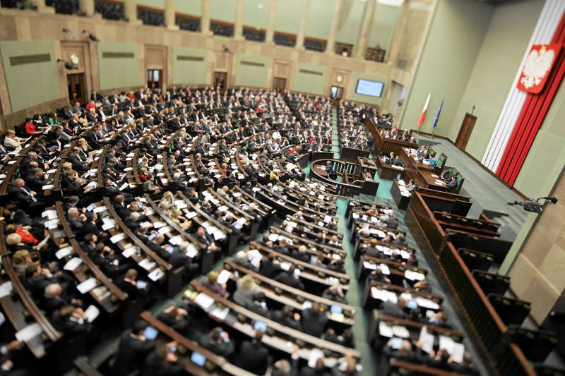 Posłowie głosują nad projektami w sprawie związków partnerskich
