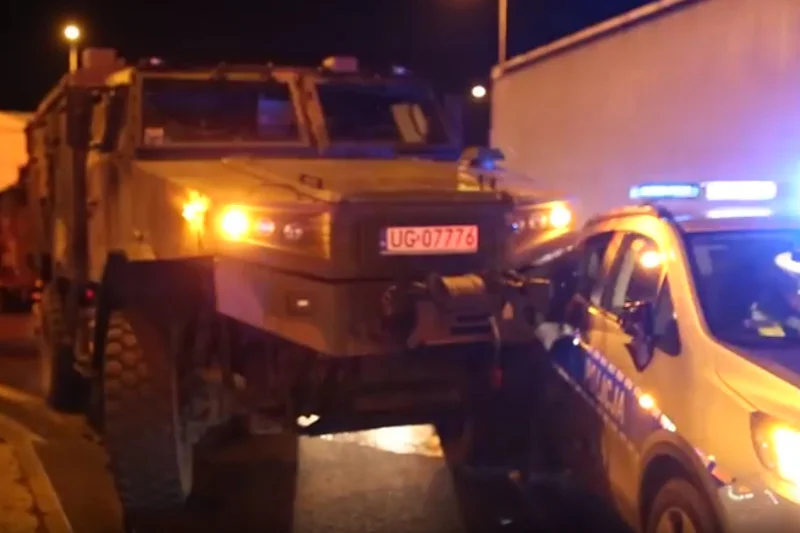 Nietypowy wypadek w Szczytnicy: policyjny radiowóz został staranowany przez wojskową ciężarówkę.