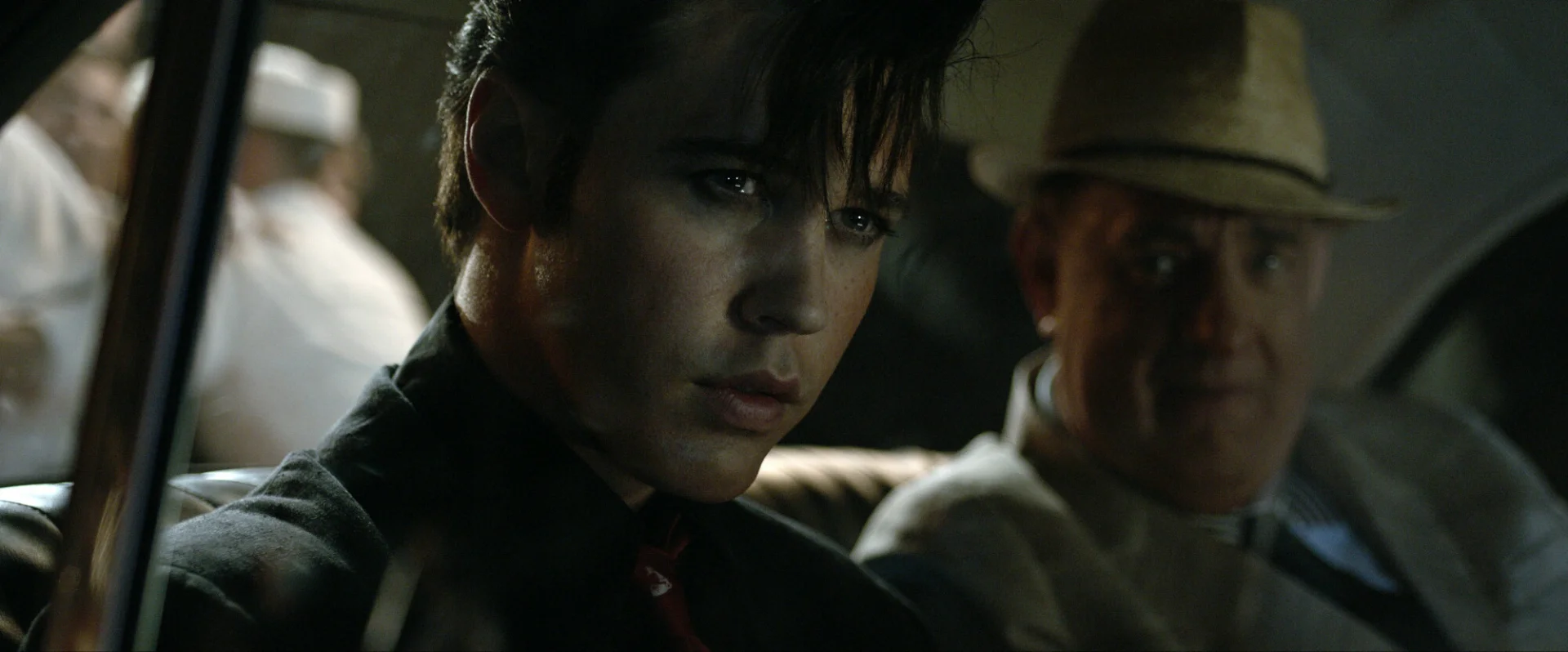 Austin Butler i Tom Hanks w filmie "Elvis"
