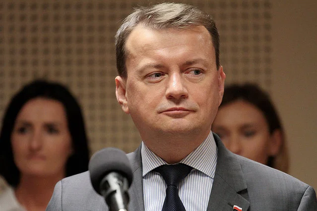Mariusz Błaszczak tłumaczył się ze zmiany zdania na temat skutków
gospodarczych wysokich cen paliw. Te słowa nie spodobają się Polakom, których dotkną planowane przez PiS podwyżki.