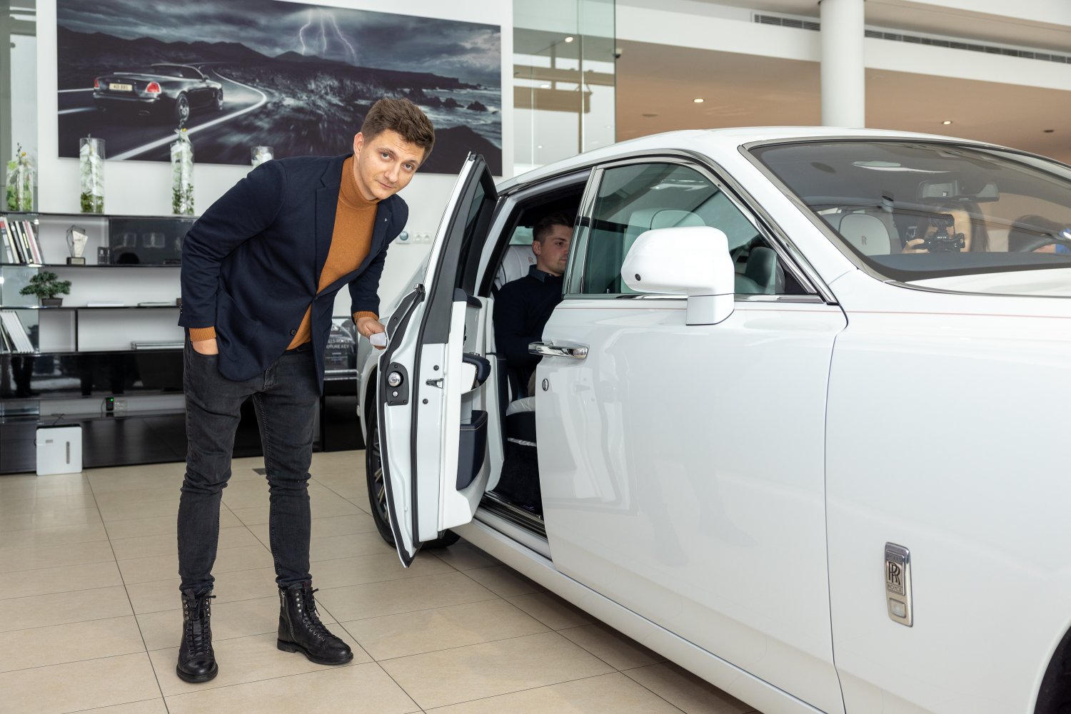 Tak się nie otwiera drzwi do Rolls-Royce'a. Wyprostuj się, po pierwsze.