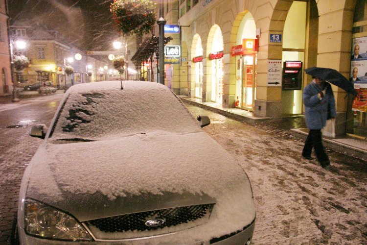Jaka będzie pogoda w nocy? W piątek znów zaatakuje sroga zima ze śniegiem.