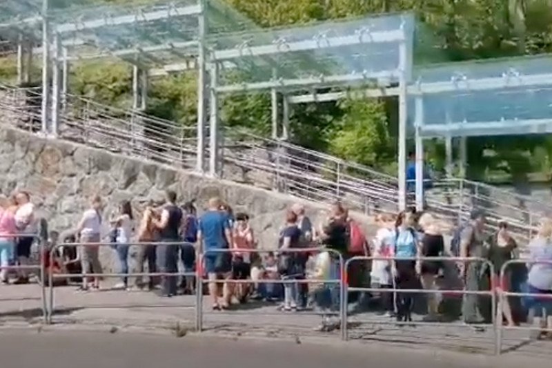 Kolejka do wjazdu na Kasprowy Wierch. W Tatrach tłumy turystów.