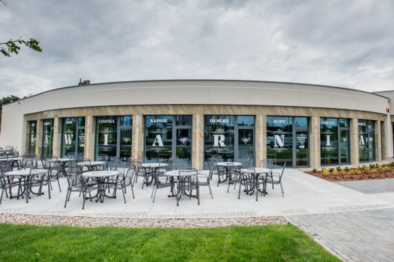 "Podaruj pielgrzymom odrobinę luksusu". Mieszkańcy Torunia oceniają kawiarnię o. Rydzyka. Jest z przepychem.